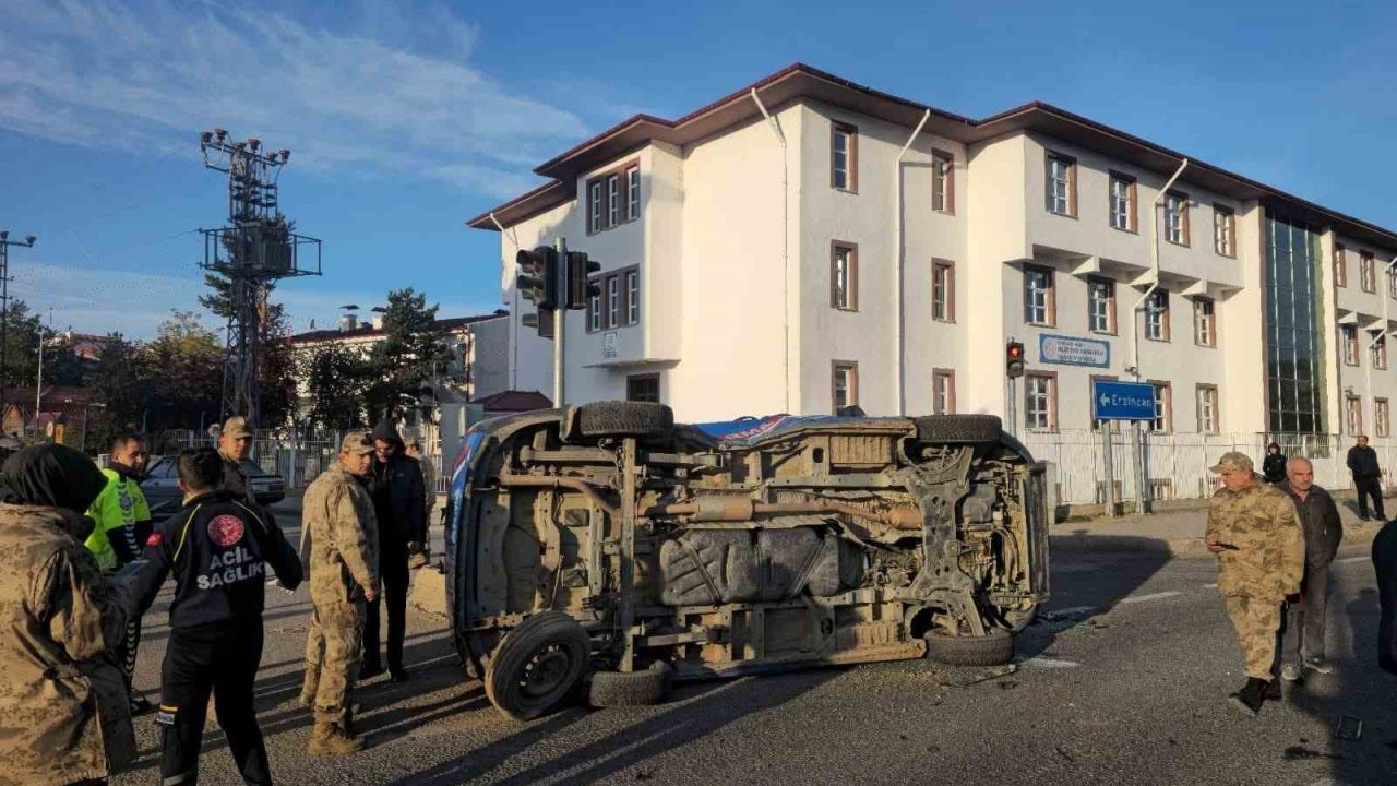 Belediye makam aracı ile jandarma minibüsü çarpıştı: 2 asker yaralandı