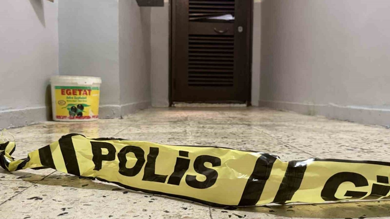 Bir şahıs anne ve ağabeyini yataklarında öldürdü