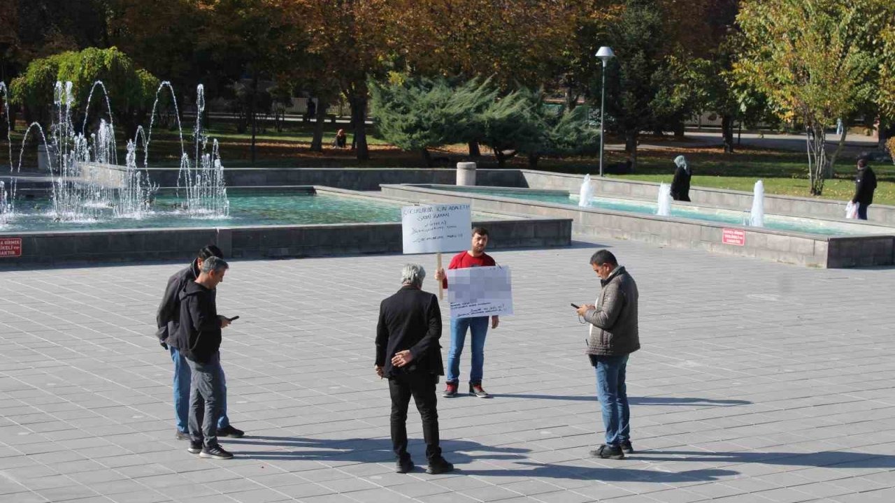 Boşanmak isteyen şahıstan tek kişilik eylem