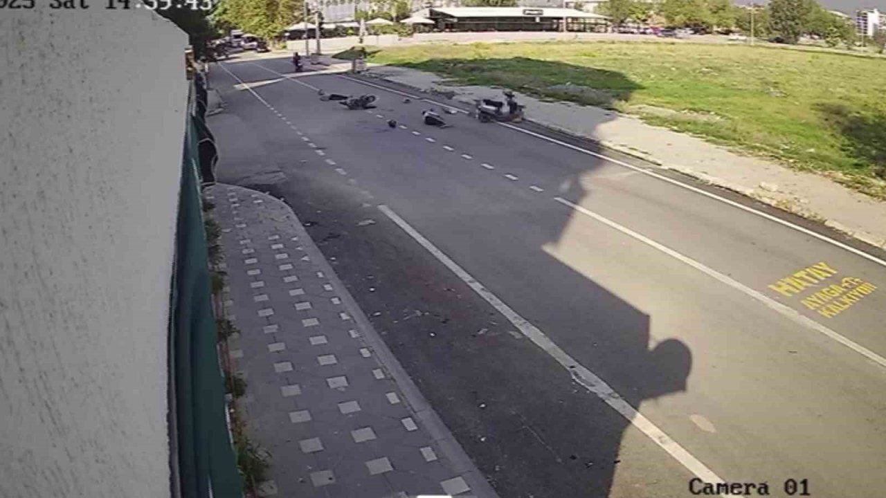 Çarpışan motosikletlerin sürücüleri yere savruldu