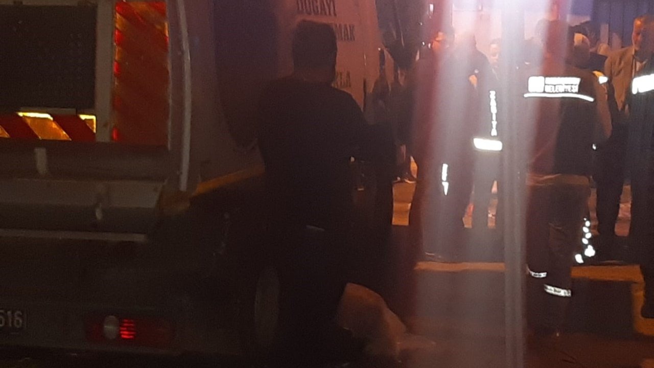 Çöp kamyonu geri gelirken yaşlı adamı ezdi