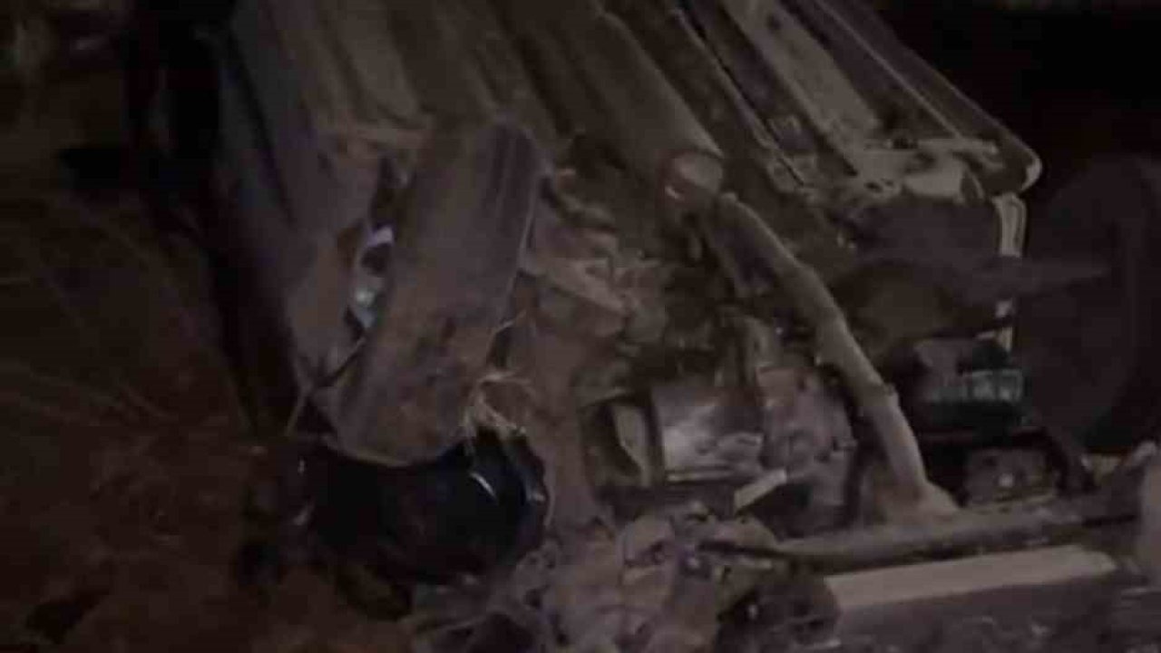 Devrilen otomobildeki kadın öldü, eşi ve oğlu yaralandı