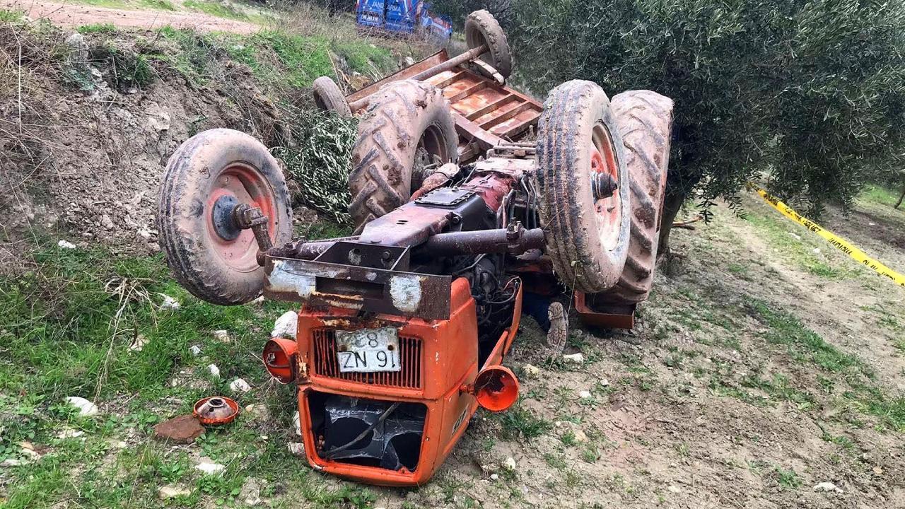 Devrilen traktörün altında kalarak can verdi