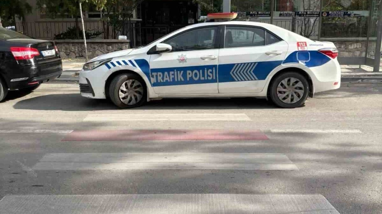 Ekip otosunu yaya yoluna park eden polis memuruna trafik cezası kesildi