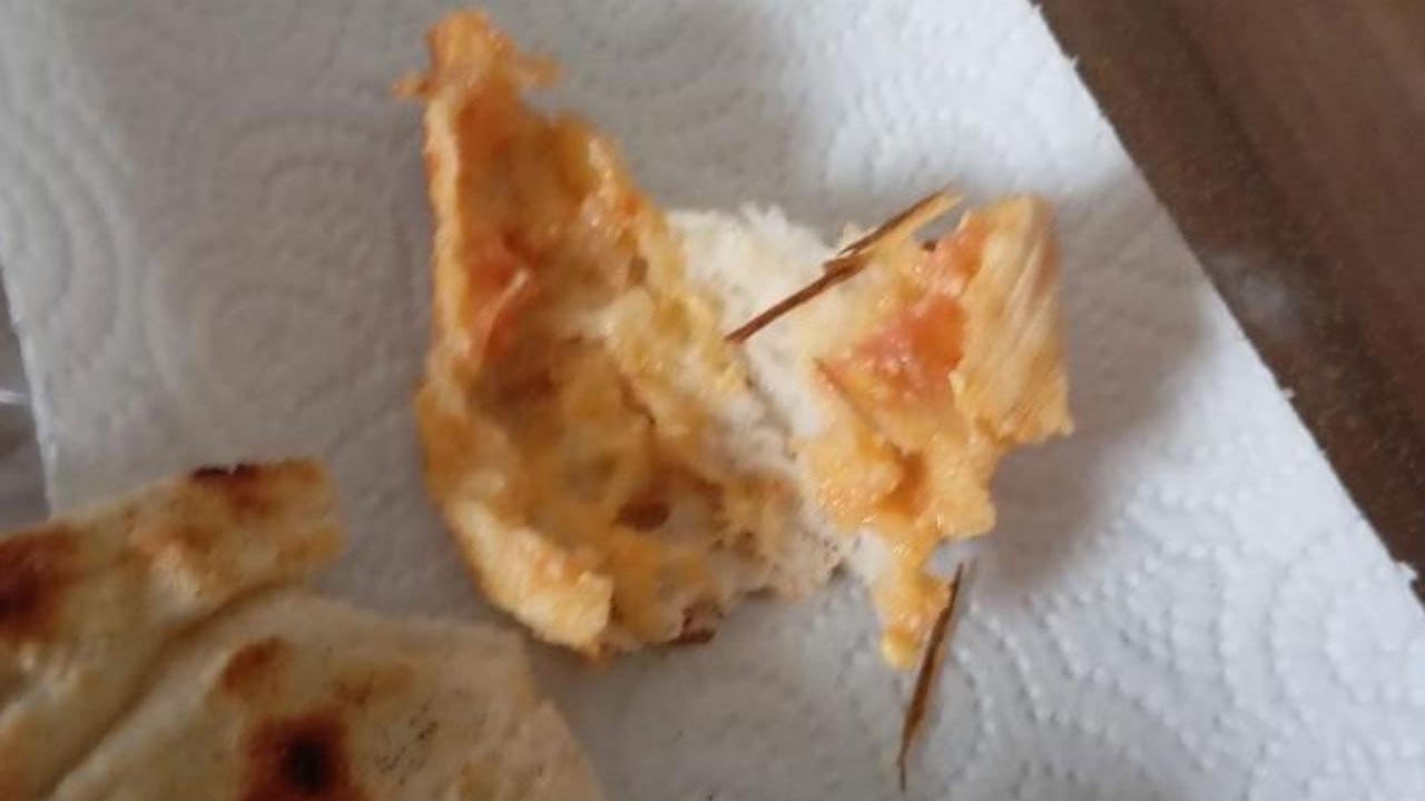 Ekmeğin içerisinden çıkan odun parçaları şaşırttı