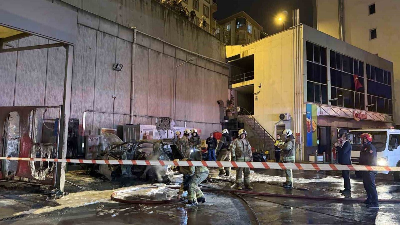 Elektrikli araç alev alarak patladı