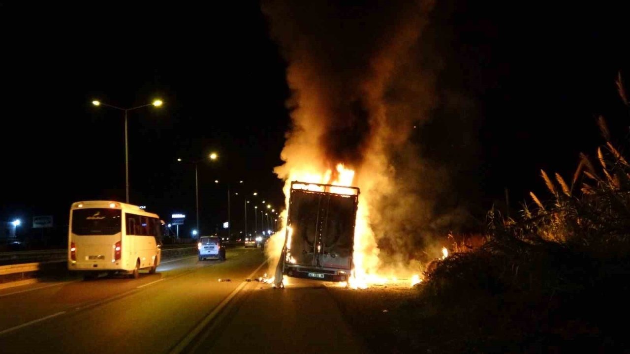 Elektronik eşya yüklü nakliye aracı alev alev yandı