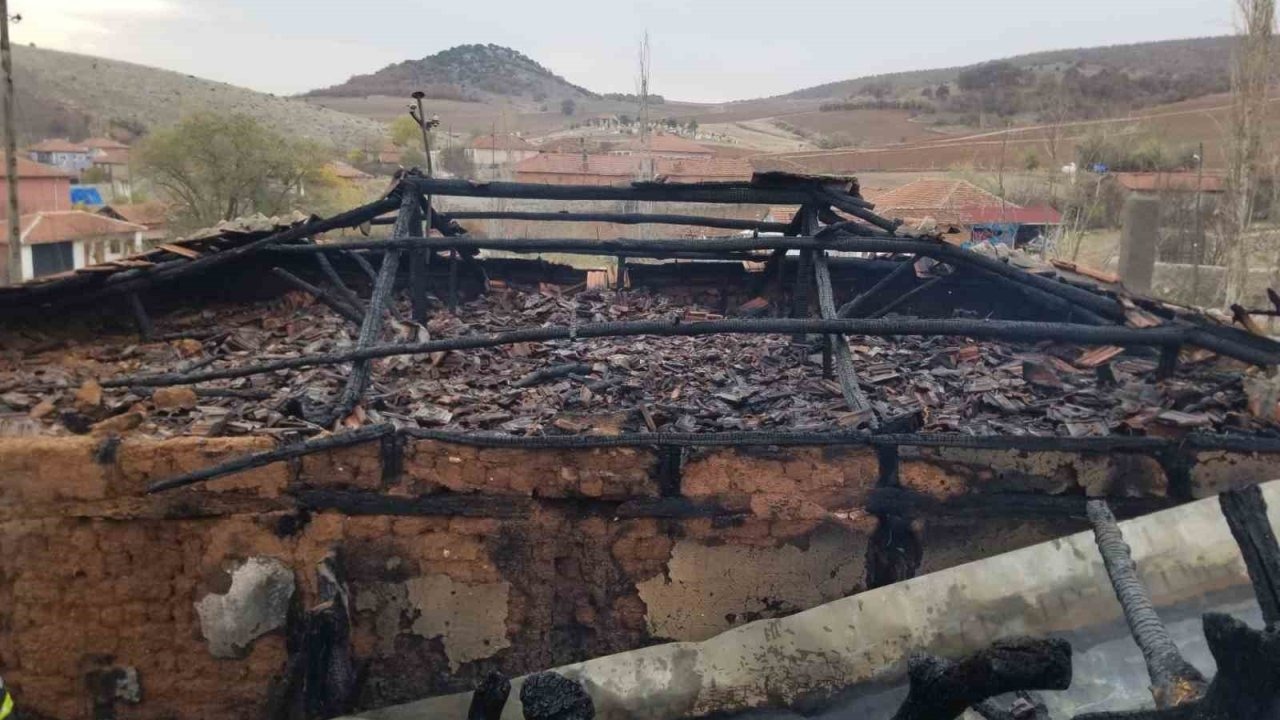 Eski kıyafetleri tandırda ateşe verdi, çatı alev alev yandı