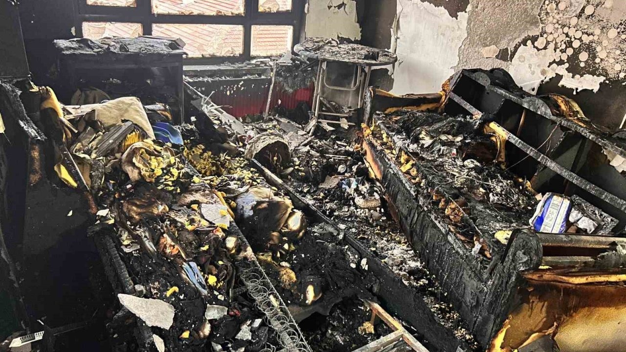 Evini ateşe verdi, balkona çıkıp izledi