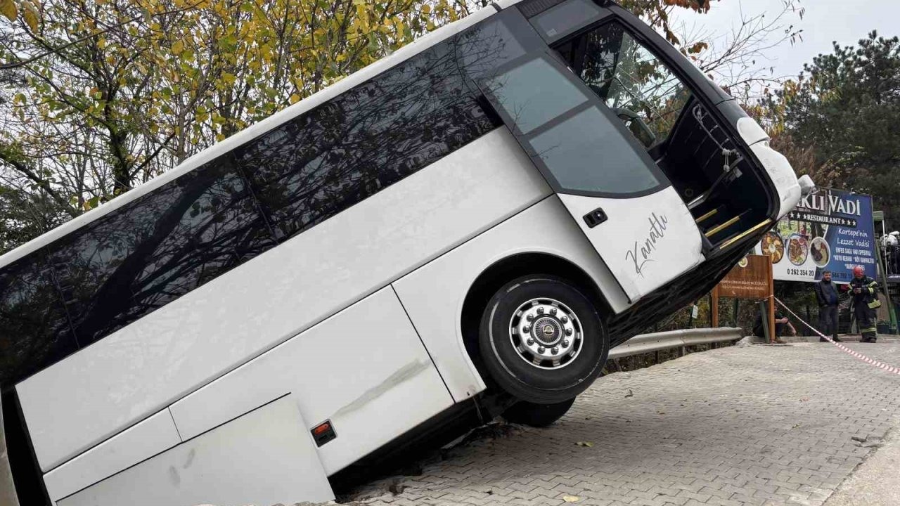 Facianın eşiğinden dönüldü: Tur otobüsü şarampole düştü