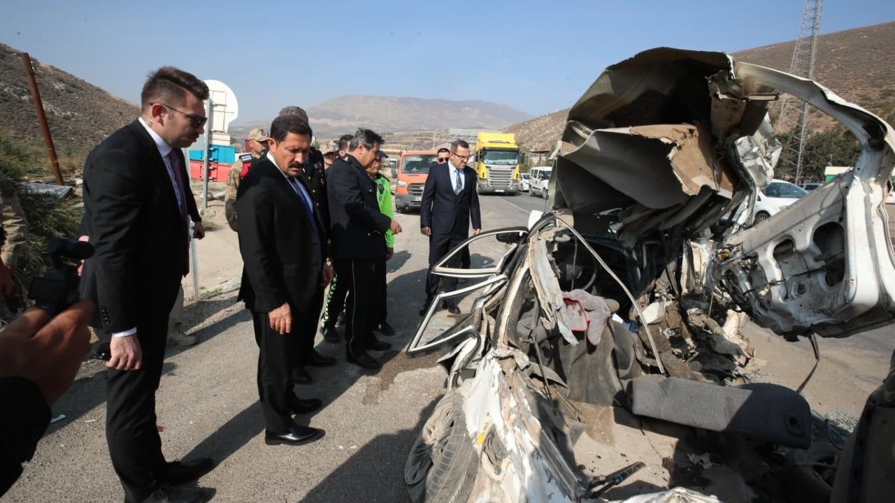 Freni arızalanan kamyon, ışıkta bekleyen 8 araca çarptı