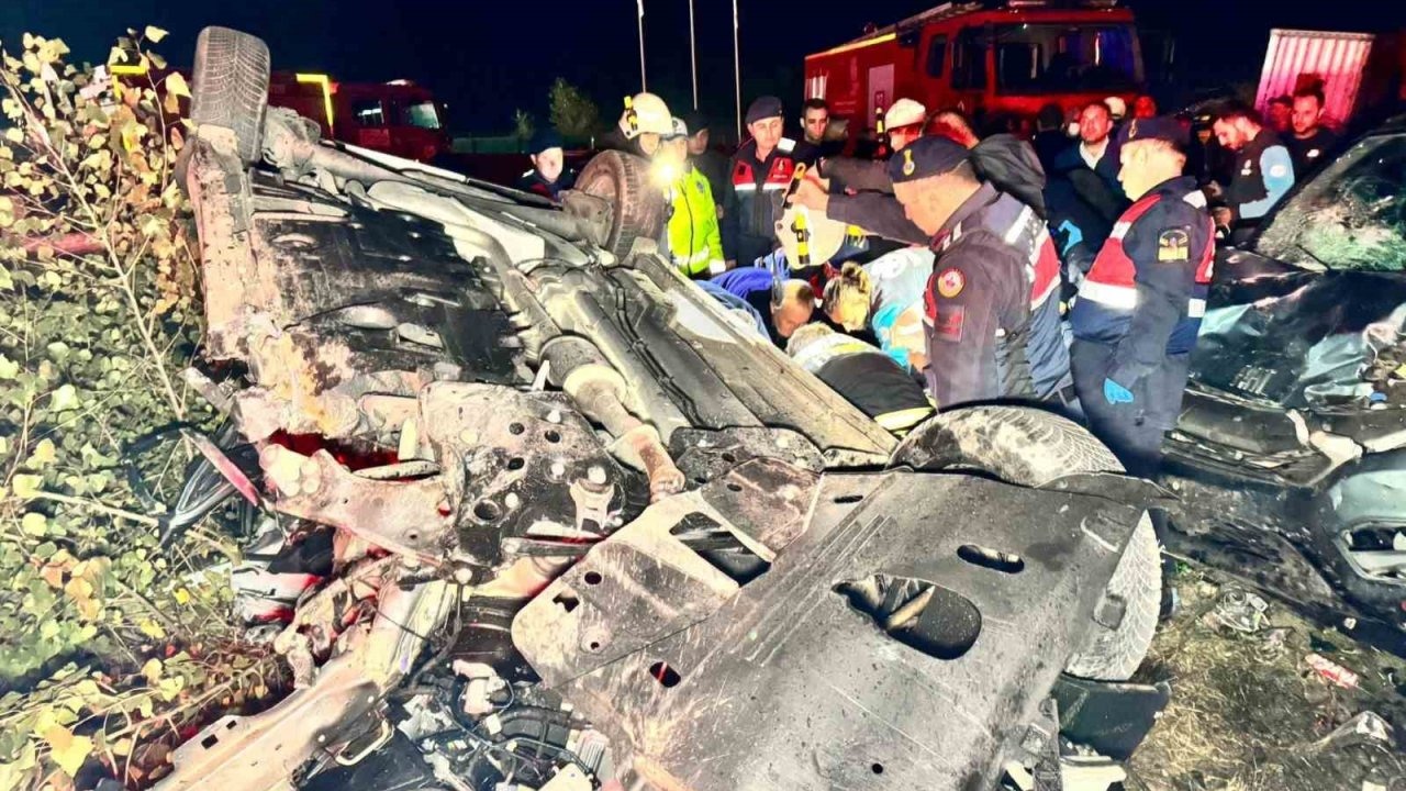 Hatalı sollama zincirleme kazaya neden oldu: 1 ölü, 2 yaralı
