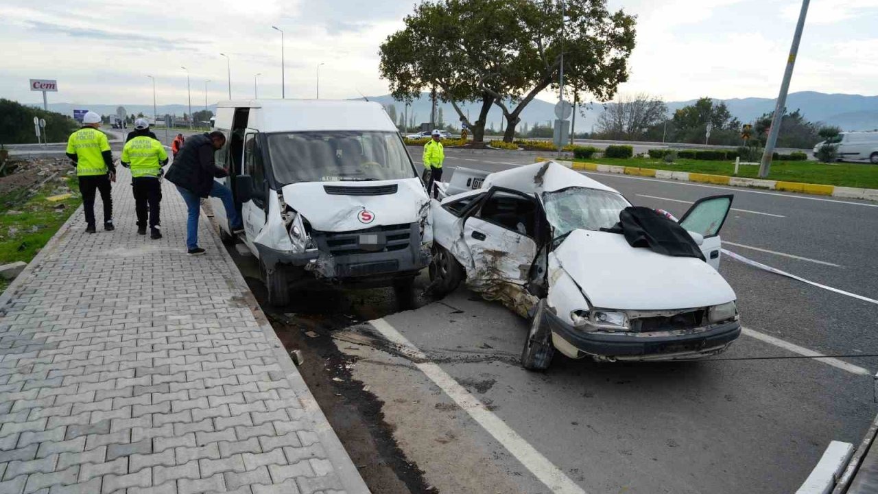 İşçi servisi ile otomobil çarpıştı: 1 ölü, 4 yaralı