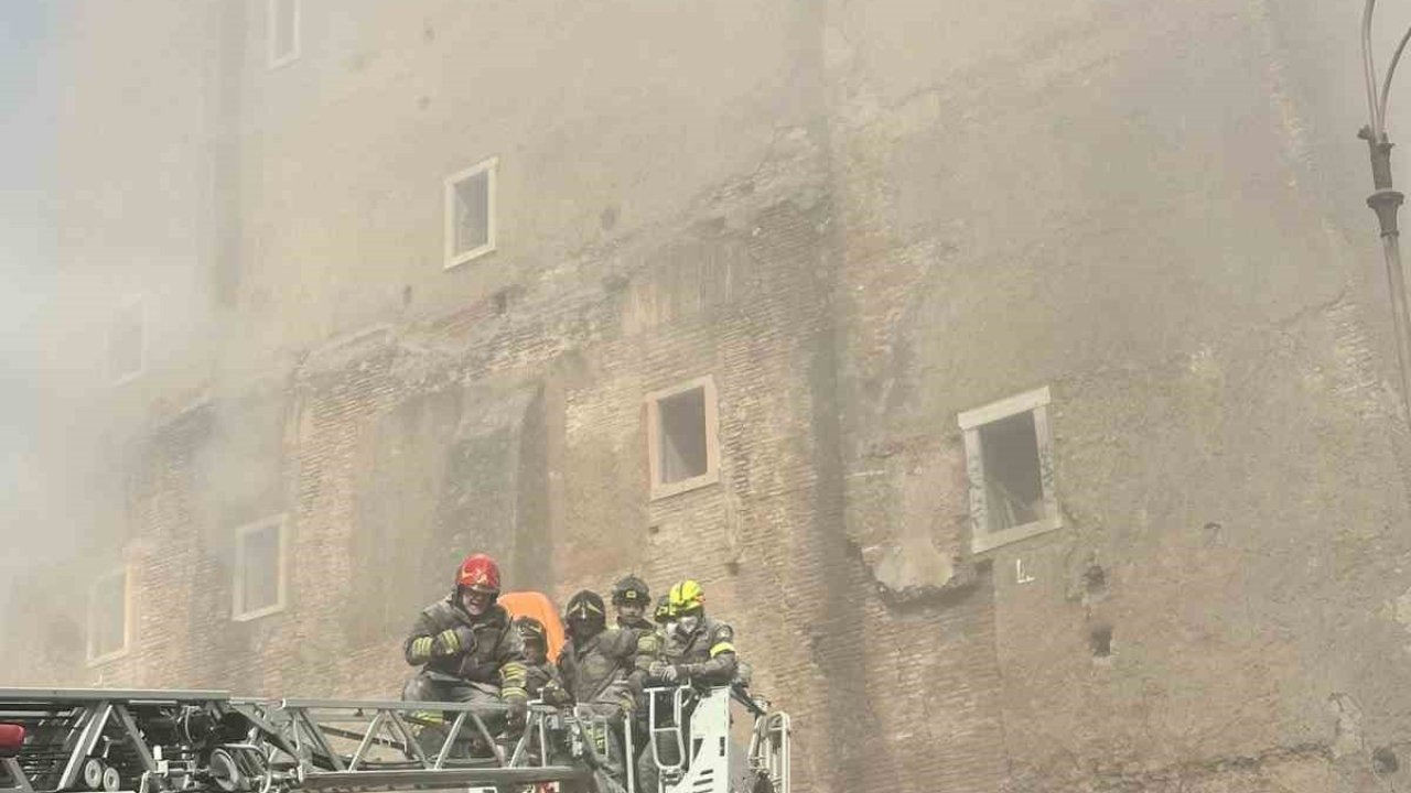 İtalya’da Orta Çağ’a ait kule çöktü: 3 yaralı, bir işçi enkaz altında kaldı