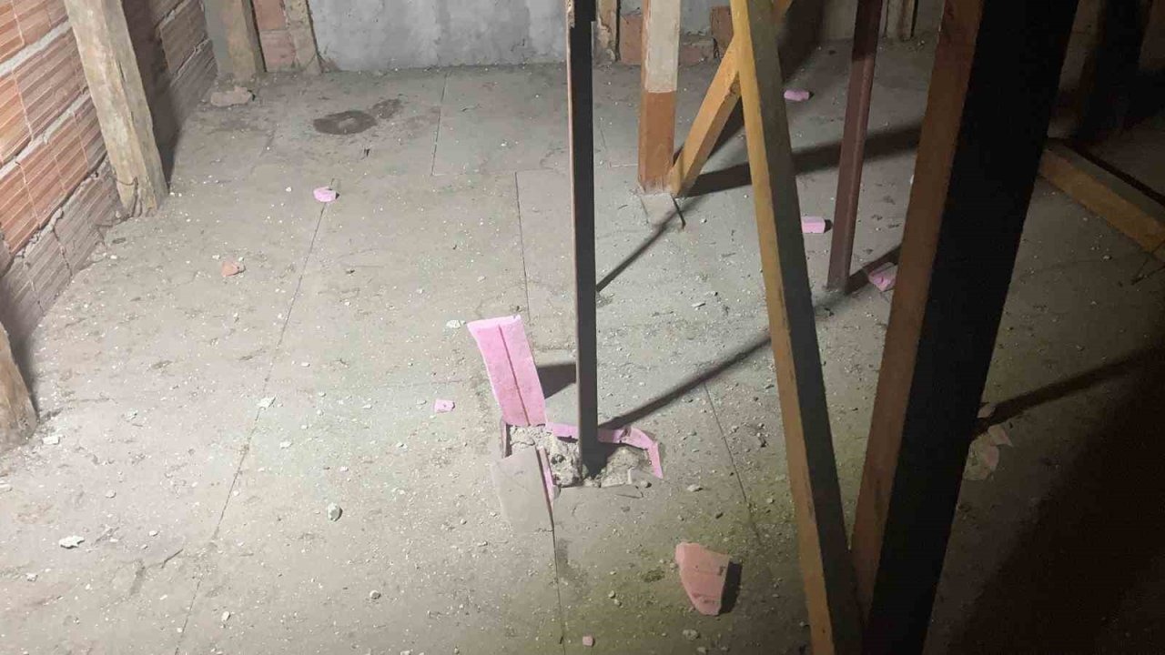 Kabus gibi gece: Yıldırım 4 katlı binanın çatısına düştü, mahalleli sokağa döküldü