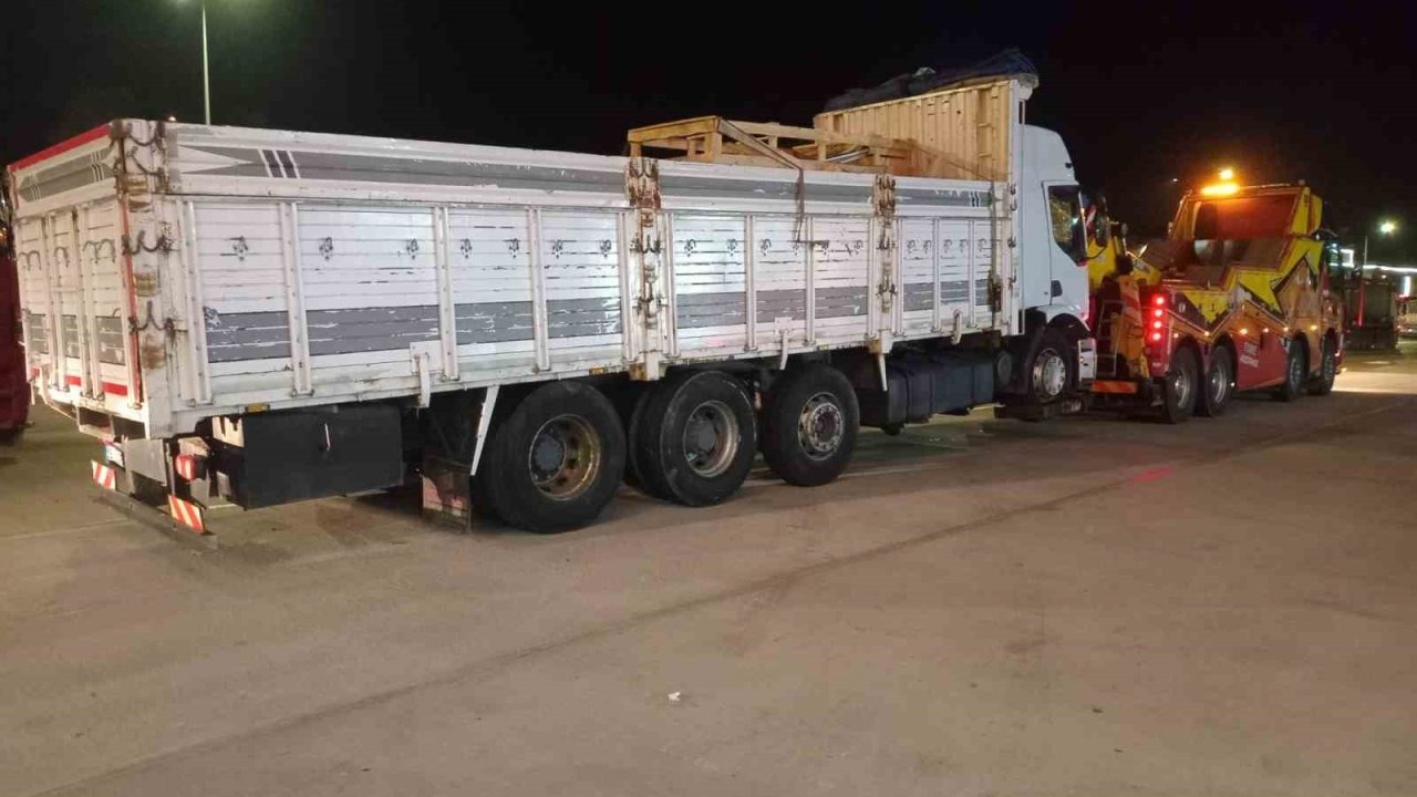 Kamyon çekiciye arkadan çarptı! 1 kişi can verdi