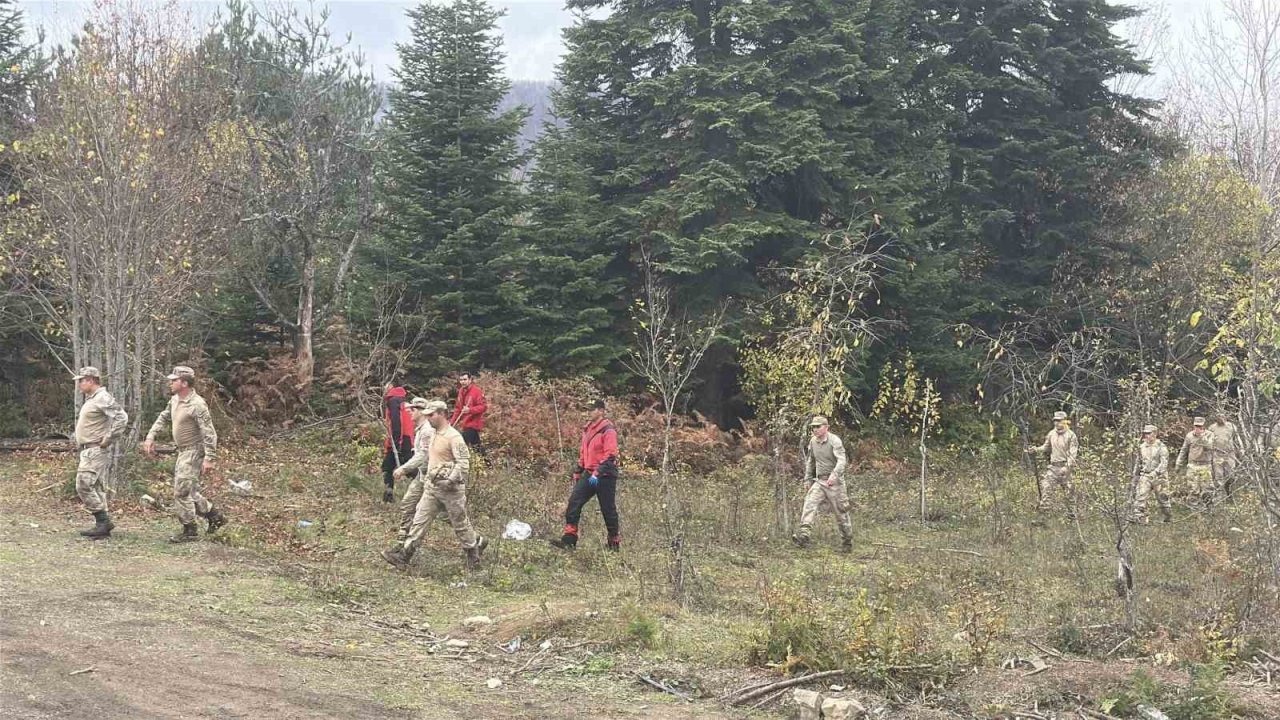 Kastamonu’ da anne ve oğlunun cesedinin bulunduğu bölgede kayıp çanta ile ayakkabı bulundu, telefona ulaşılamadı