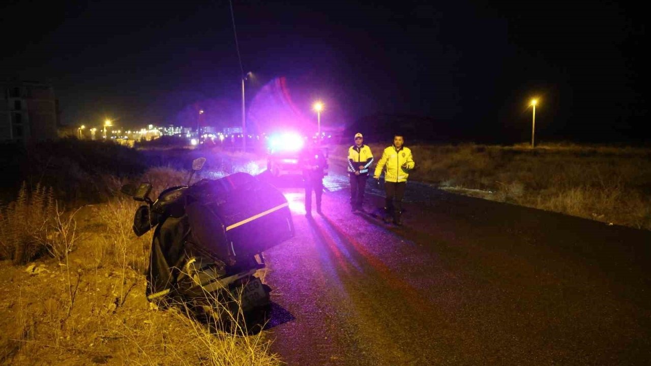 Kediye çarpmamak için ani fren yapan motosikletli yola savruldu