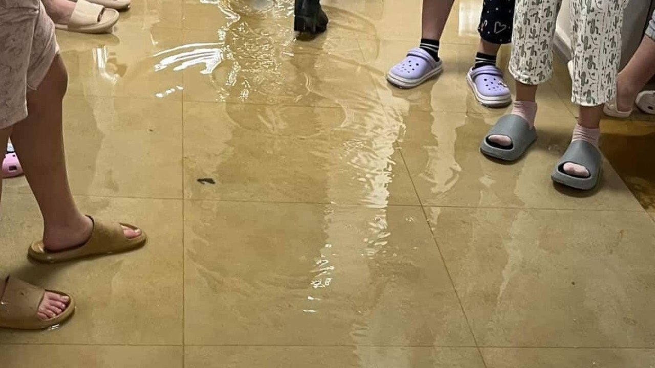 Kız yurdunda patlayan su borusu nedeniyle odaları su bastı