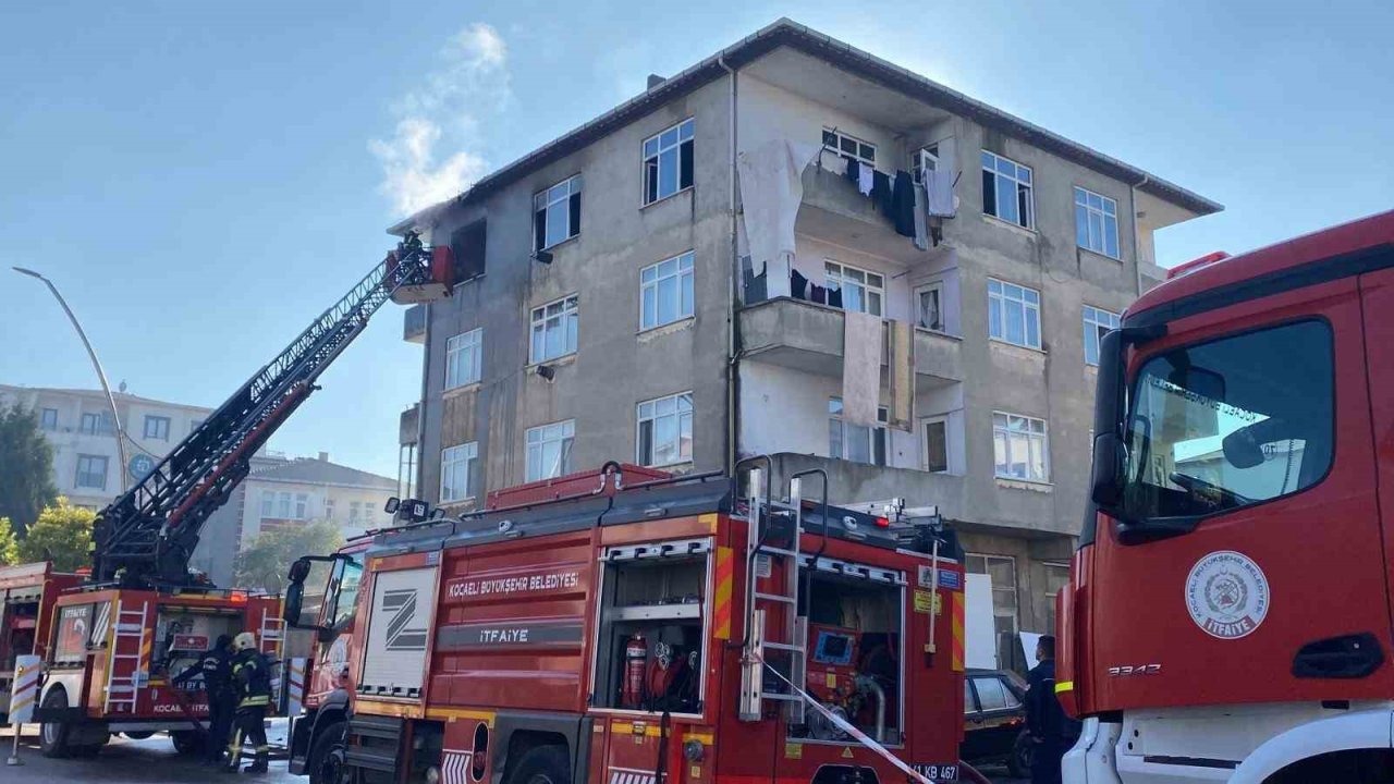 Kocaeli’de 4 katlı binada yangın paniği