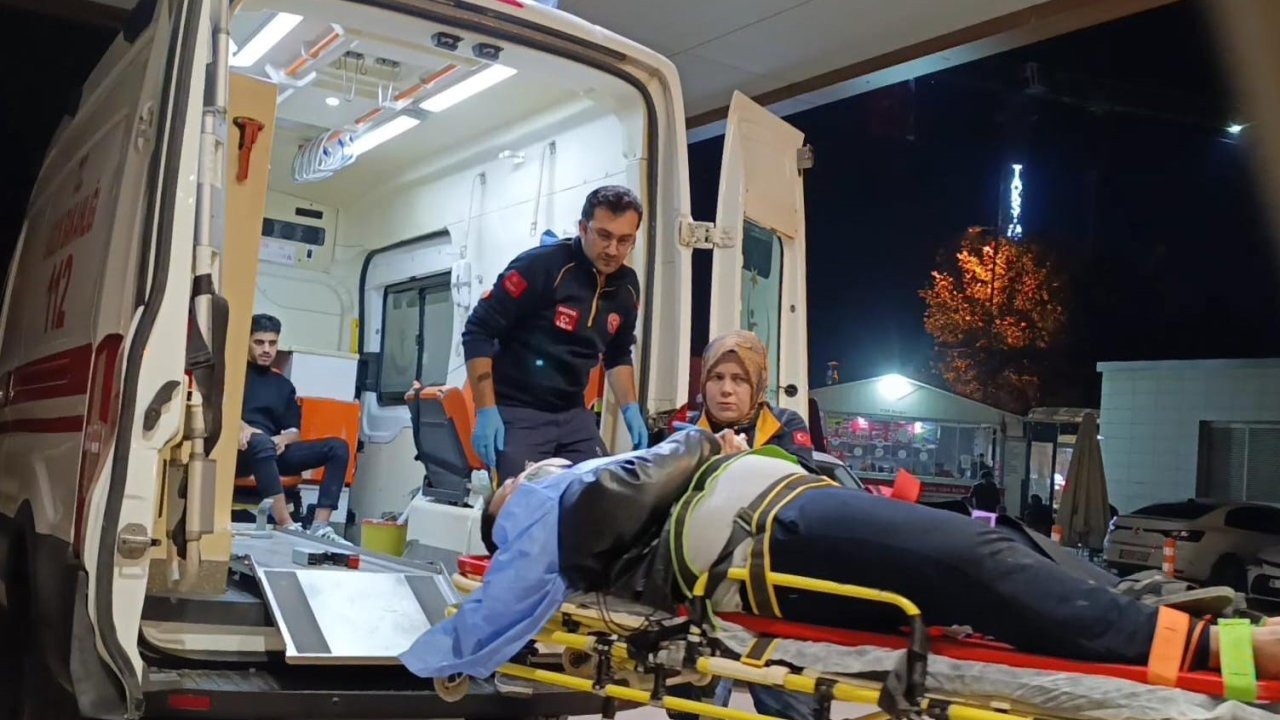 Kontrolden çıkan otomobil ağaca çarptı: 3 kişi yaralandı