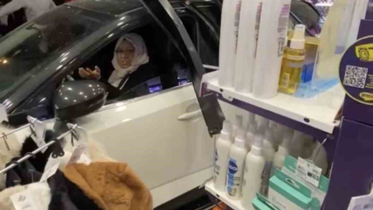 Kontrolden çıkan otomobil kozmetik mağazasına daldı