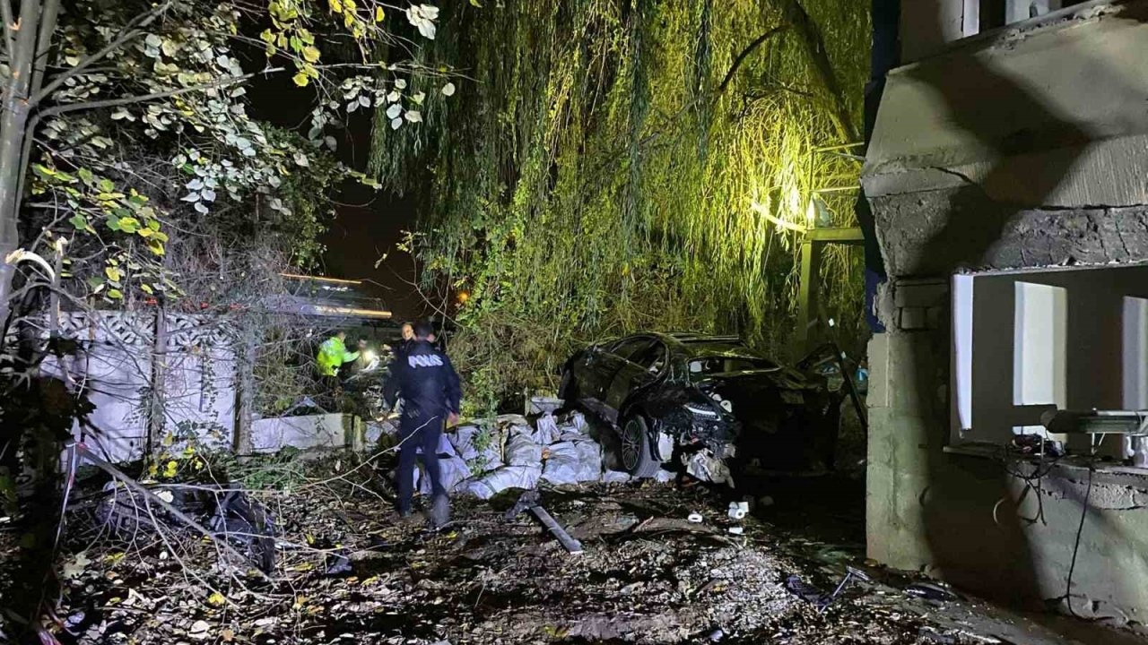 Köprü üstünde çarpışan otomobiller bahçeye uçtu: 1 ölü, 4 yaralı