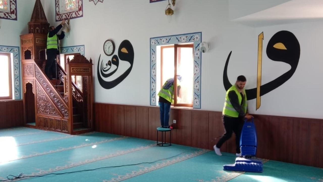 lkadım’ın tüm ibadethaneleri temizleniyor