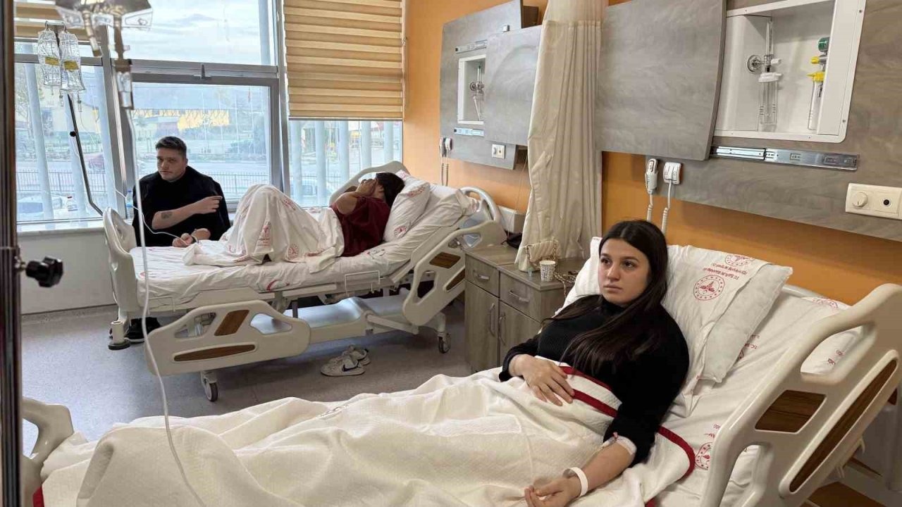 Midyeden zehirlenen 4 genç hastaneye kaldırıldı