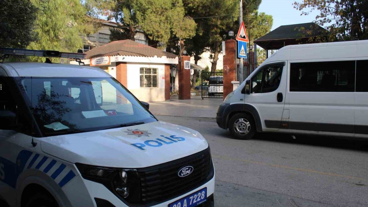 Okul önündeki tartışma kanlı bitti: 2 öğrenci bıçaklandı