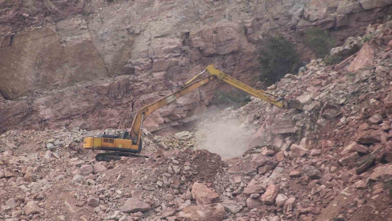 Ordu’da göçük altında kalan kamyon şoförü için yeniden arama çalışması başlatıldı