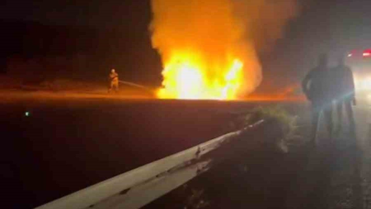 Otomobil alev topuna döndü, o anlar kamerada