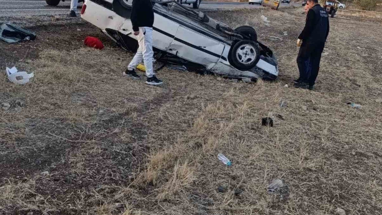 Otomobil araziye devrildi: 5 yaralı