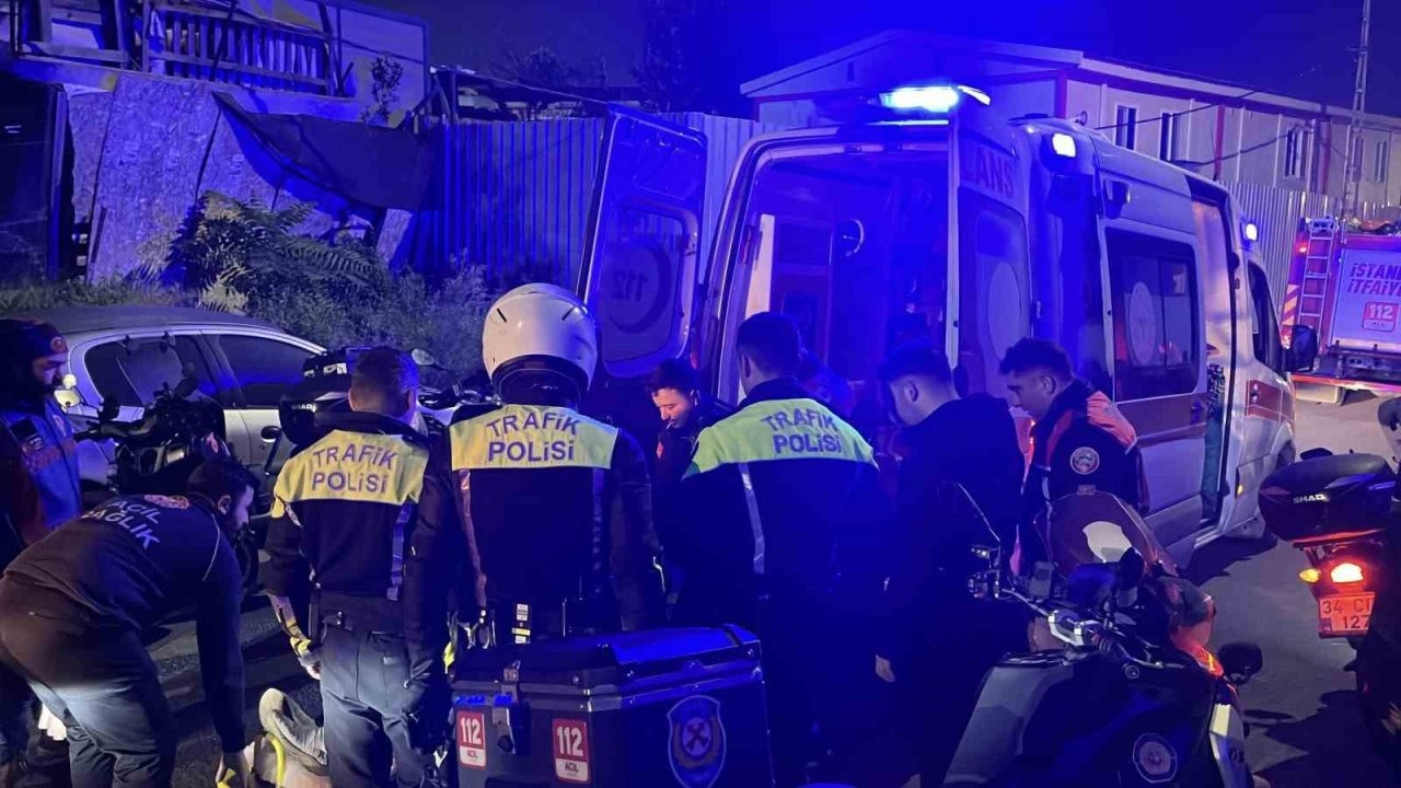 Otomobil bir araca çarpıp, motosikletin üzerine devrildi: 2 yaralı