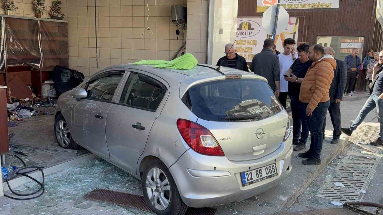 Otomobil fırına girdi: 4 yaralı