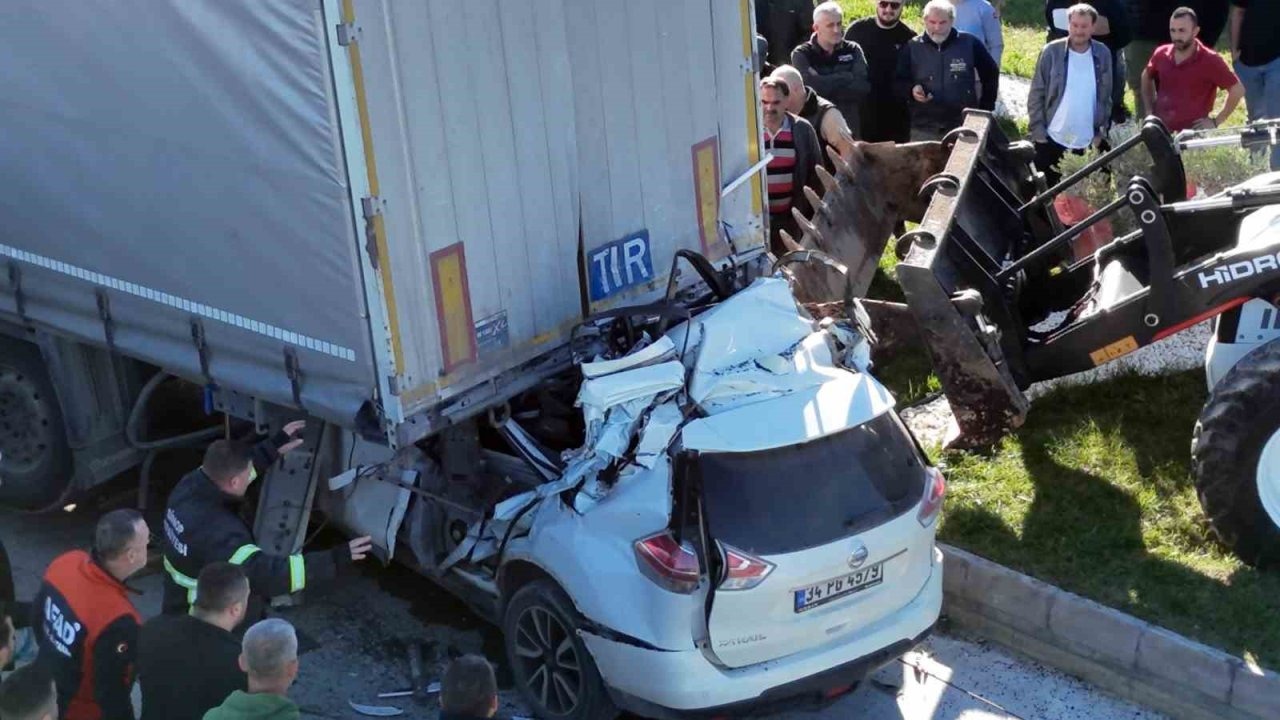 Otomobil tırın altına girdi: Özel eğitim öğretmeni Engin Sipahi can verdi