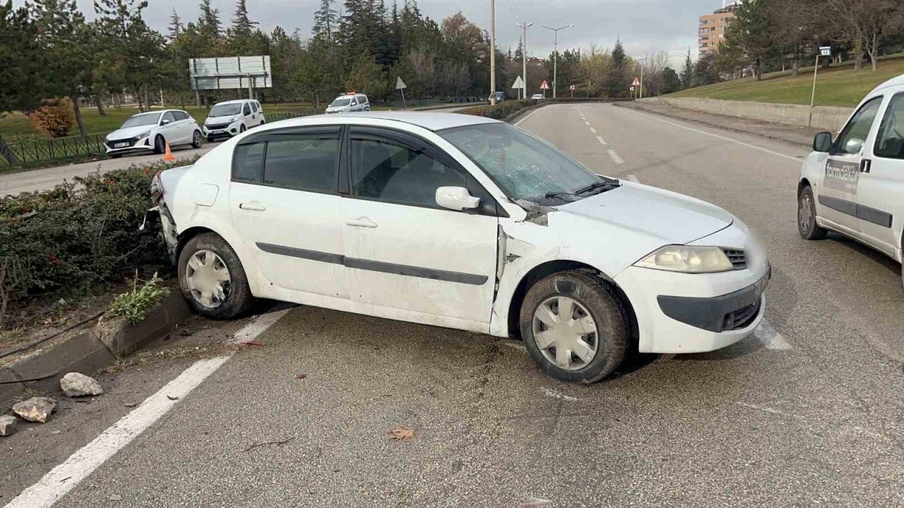 Otomobilin refüjde çarptığı kadınlara karşıdan gelen otomobil de çarptı: 1 ölü, 1 yaralı