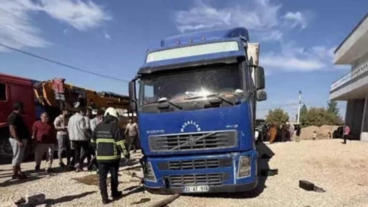 Patlayan lastiği değiştirmek isteyen tır şoförü aracın altında kaldı