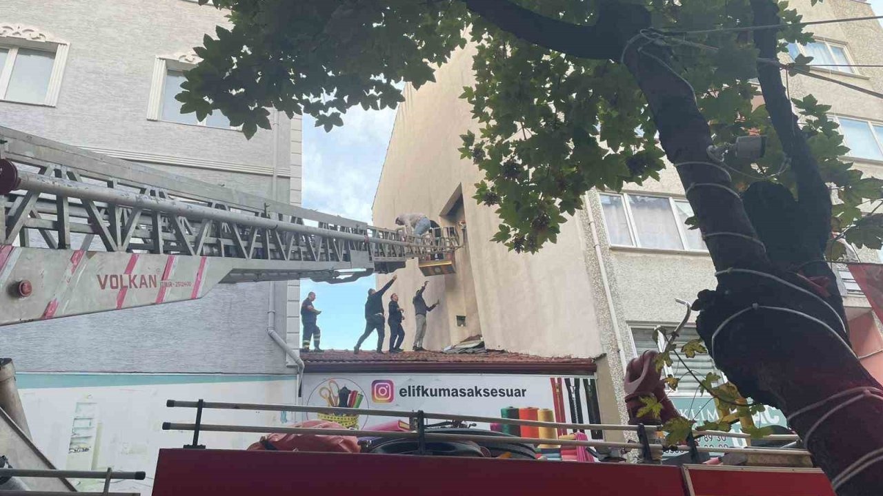 Polisten kaçmaya çalışırken baca boşluğuna sıkıştı