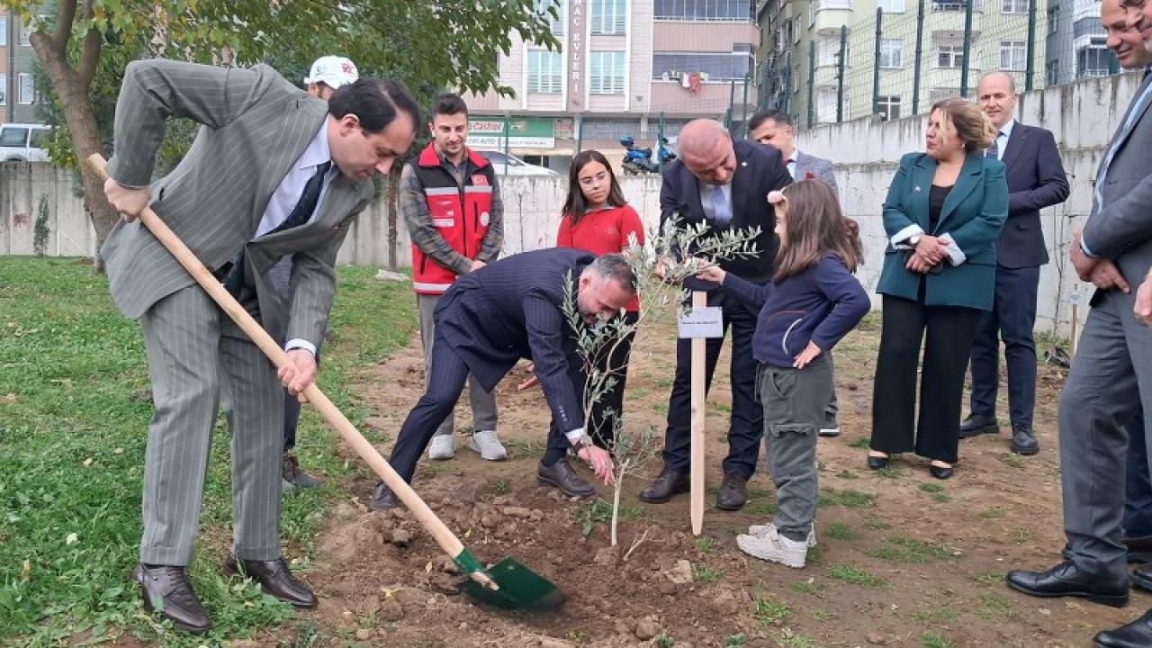 Samsun Tekkeköy'de okul bahçesi meyve fidanlarıyla buluştu