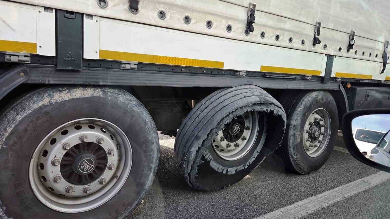 Samsun’da lastiği parçalanan tırın tehlikeli yolculuğu
