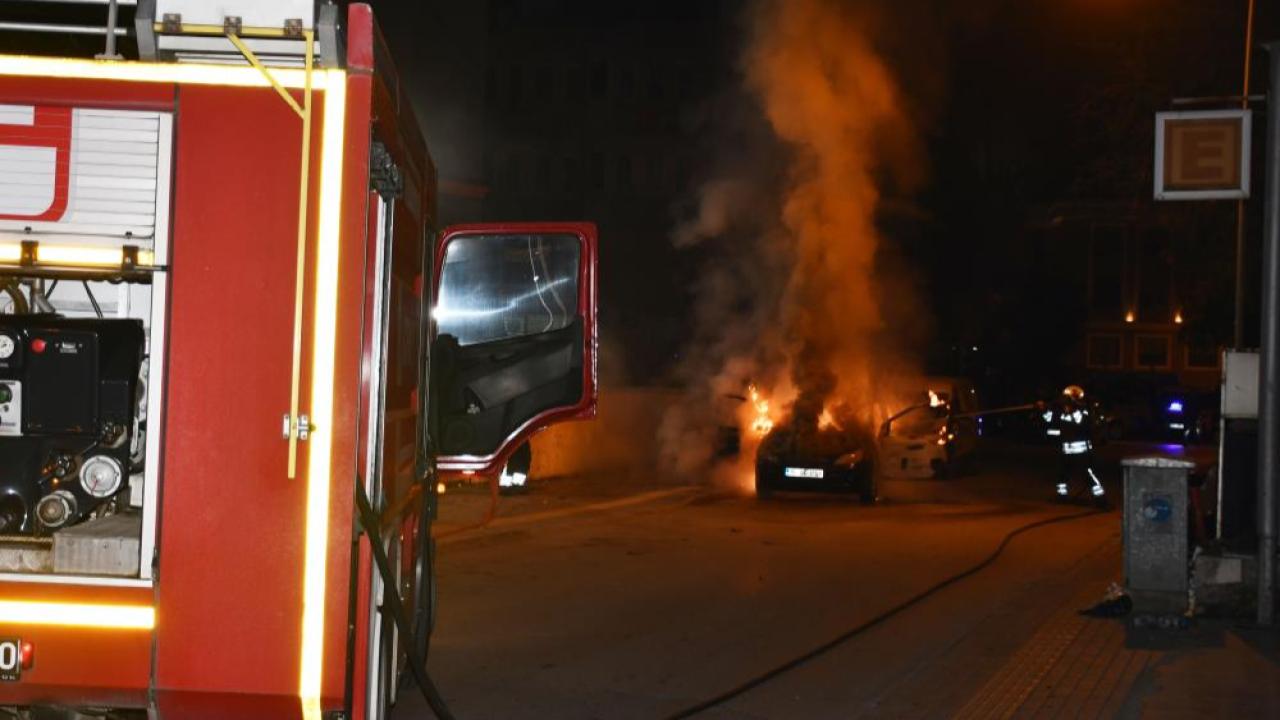 Samsun’da park halindeki otomobil küle döndü