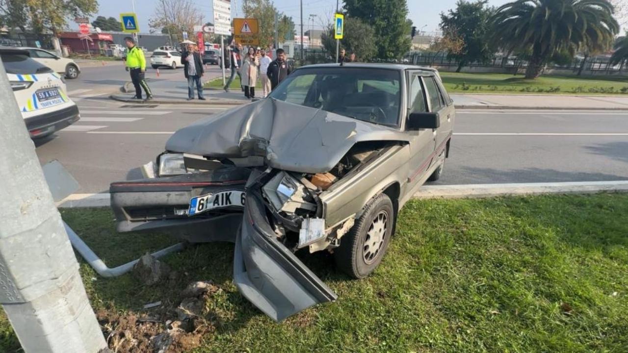Samsun'da yayaya çarpmamak için direğe çarptı: 1 yaralı