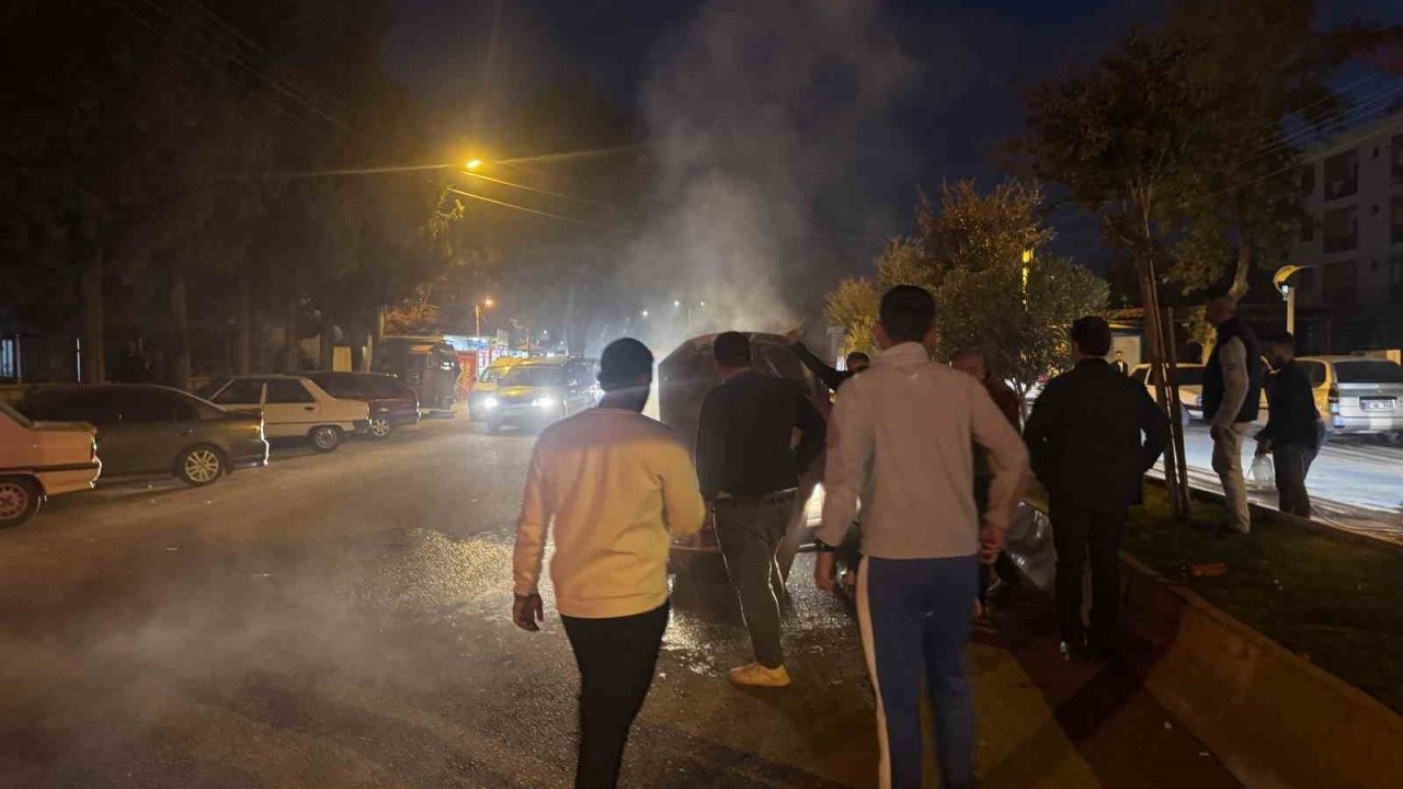 Seyir halindeki otomobil alev aldı