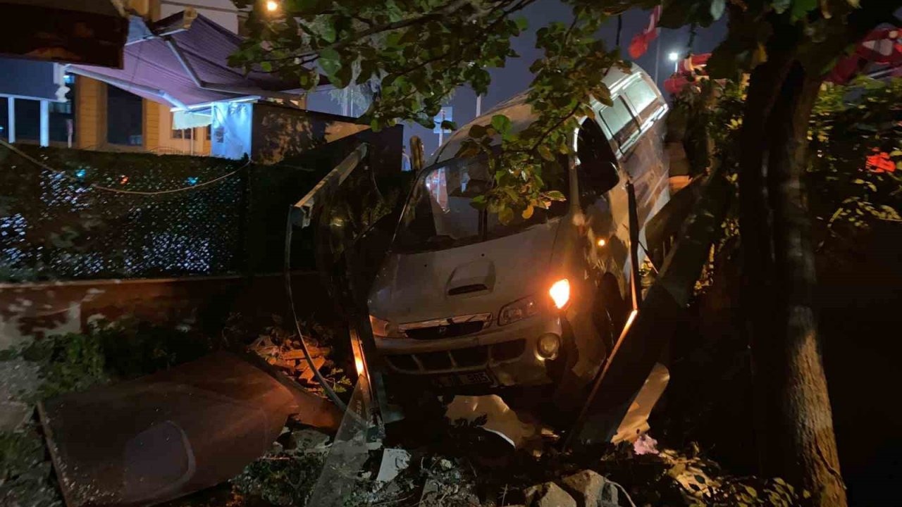 Virajı alamayan iki araç çarpıştı, panelvan evin bahçesine girdi