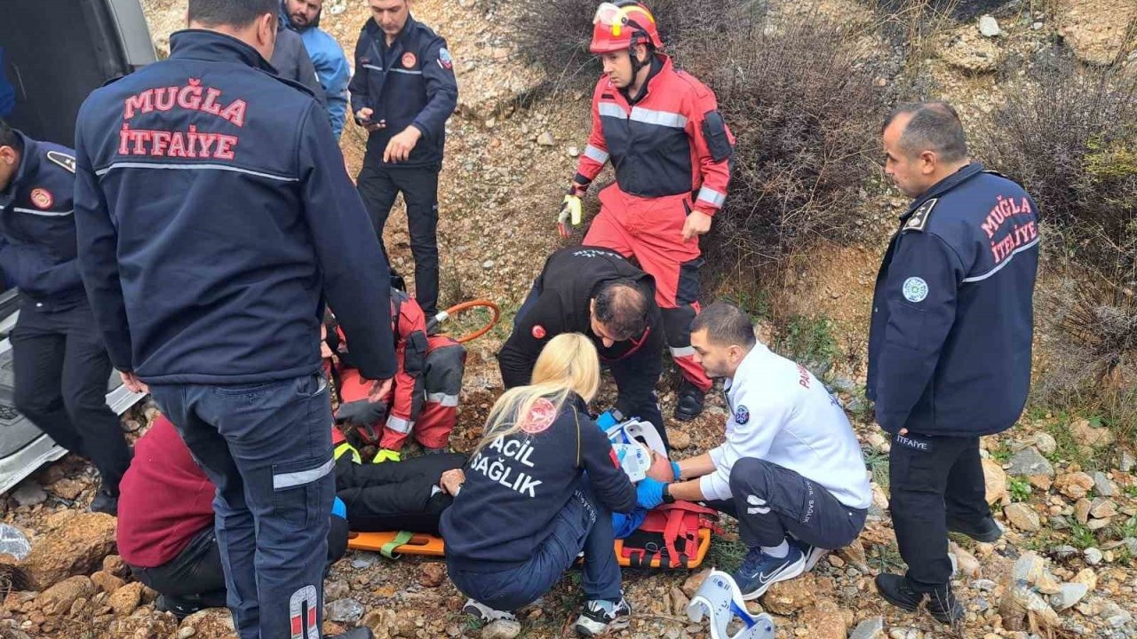 Yolcu minibüsü devrildi: 13 yaralı