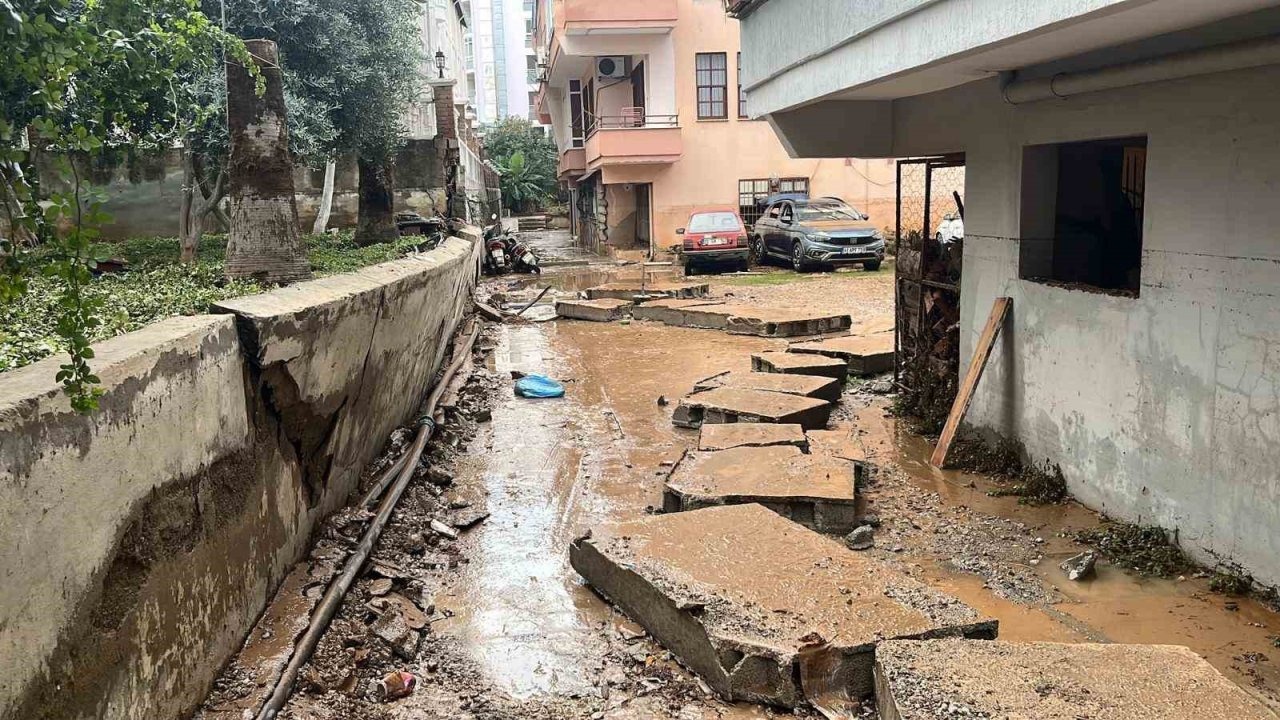 15 dakikalık yağmur Alanya’yı felç etti