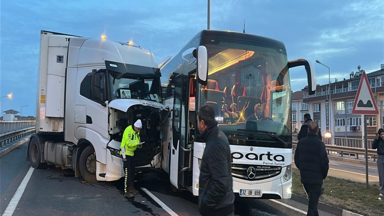 3 aracın karıştığı zincirleme kaza! 3 yaralı