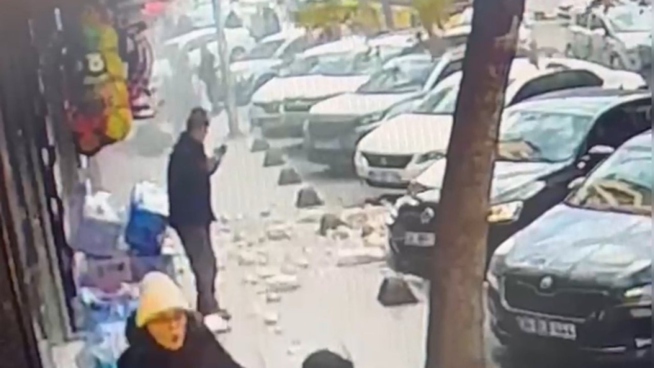5 katlı binada balkon çöktü, yayalar son anda kurtuldu