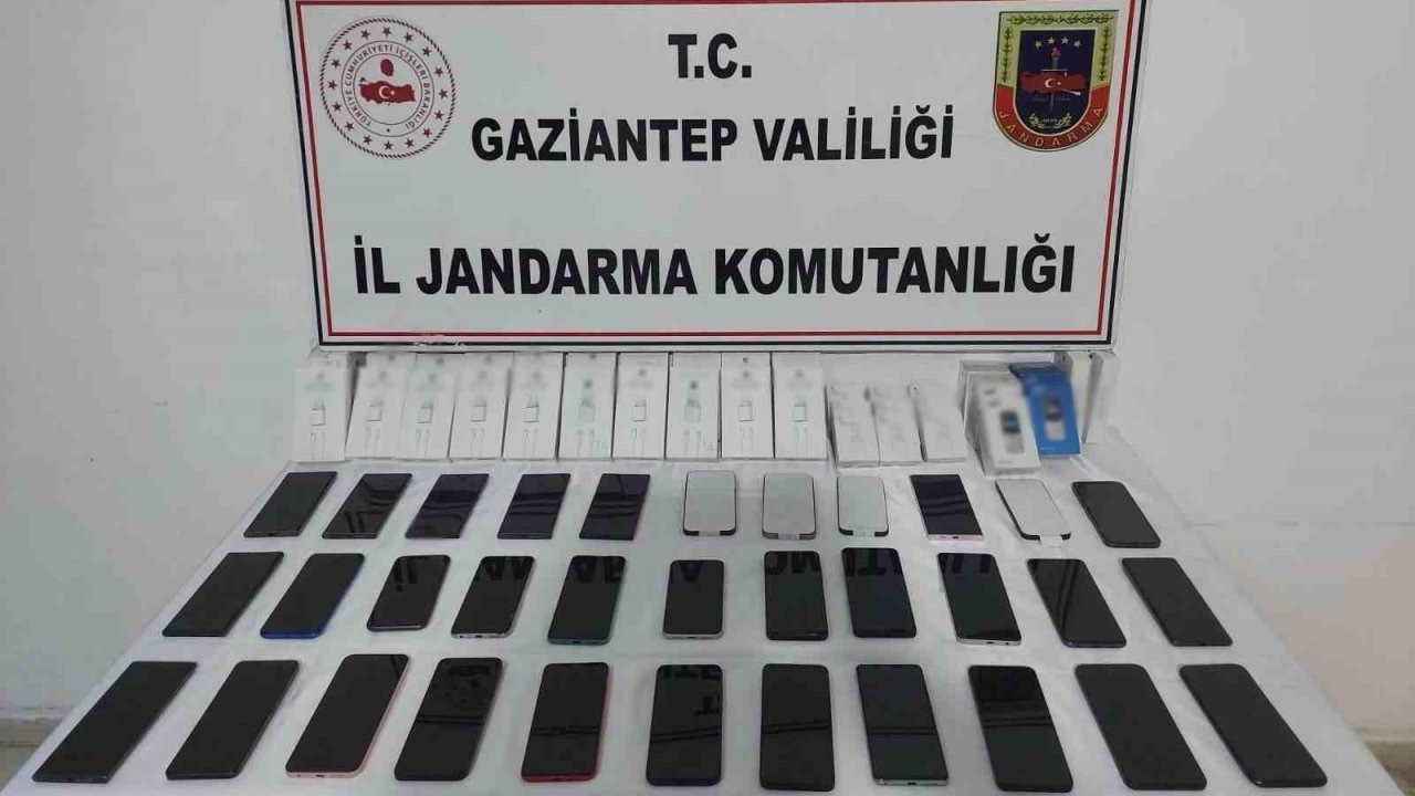 800 bin TL değerinde  kaçak telefon ele geçirildi